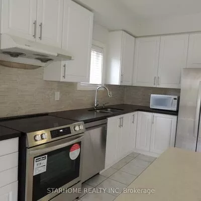 32, Hunters Corners, Berczy, Markham
