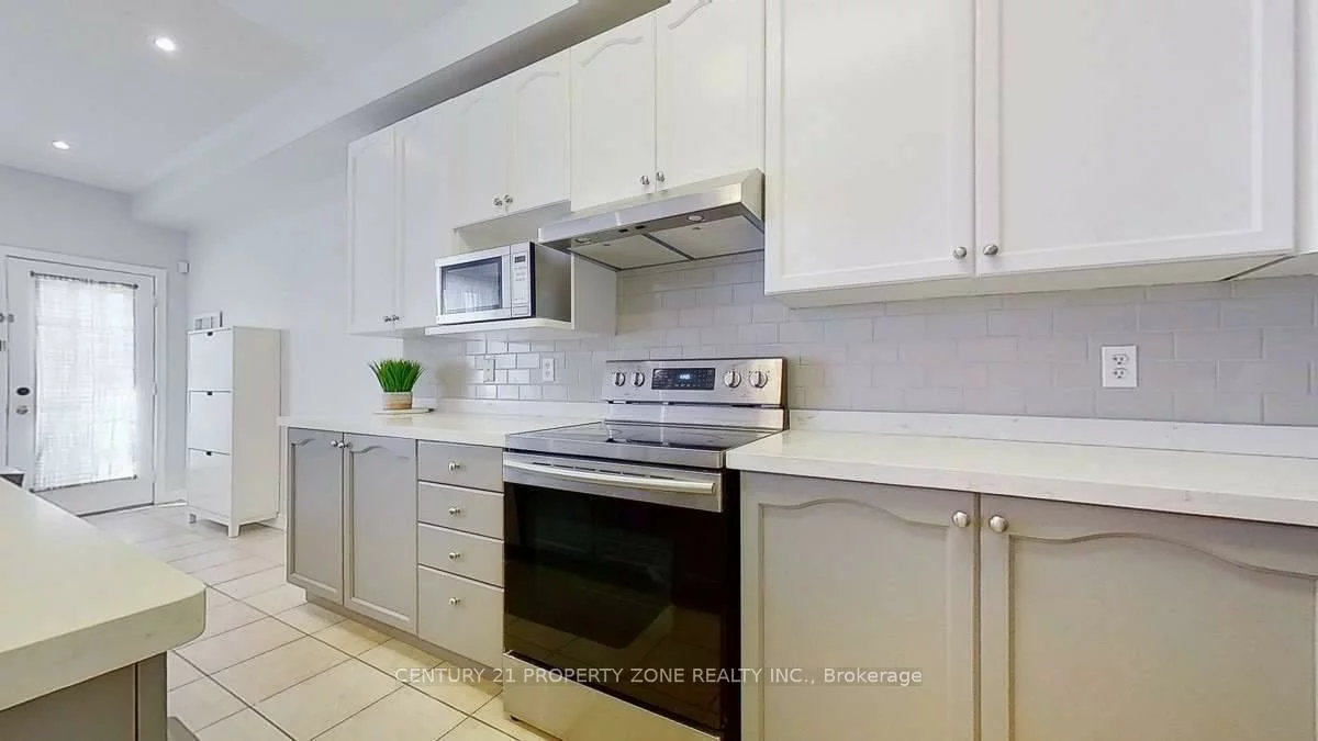 2389, Bur Oak, Greensborough, Markham