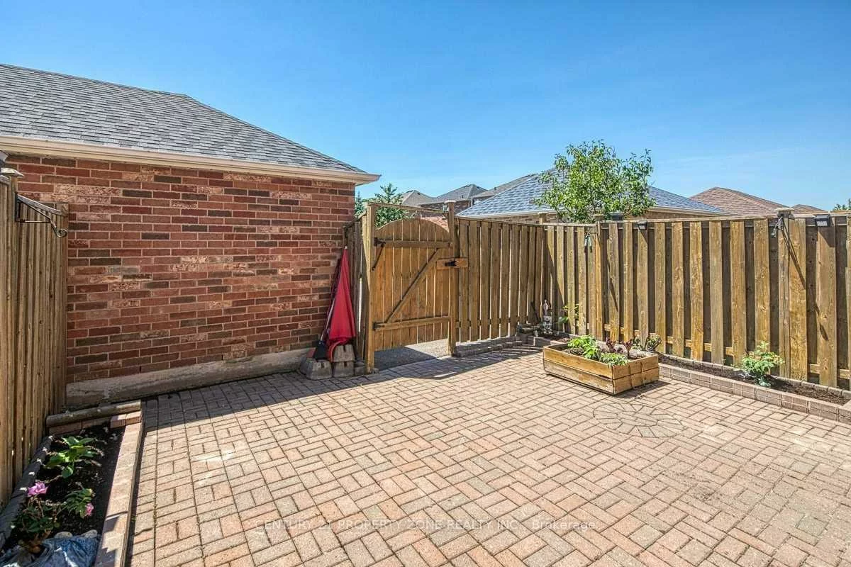 2389, Bur Oak, Greensborough, Markham
