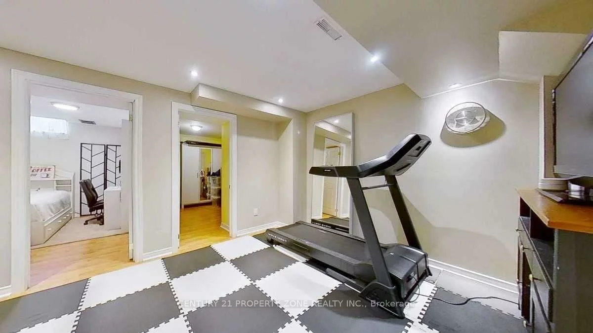 2389, Bur Oak, Greensborough, Markham