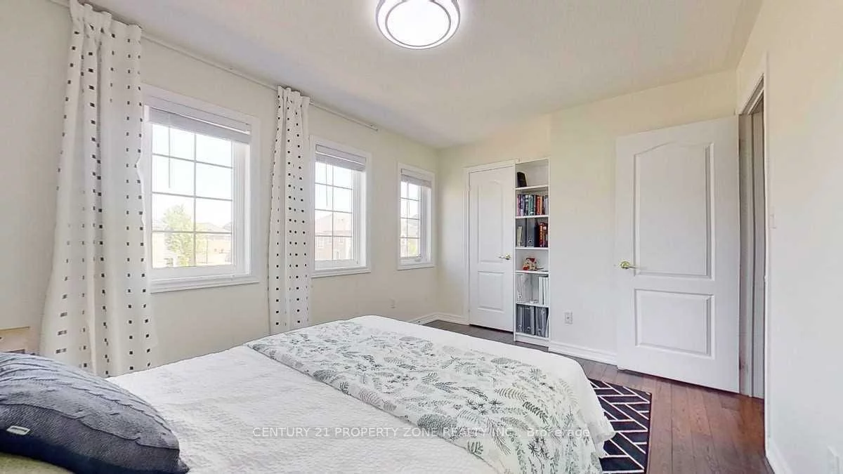 2389, Bur Oak, Greensborough, Markham