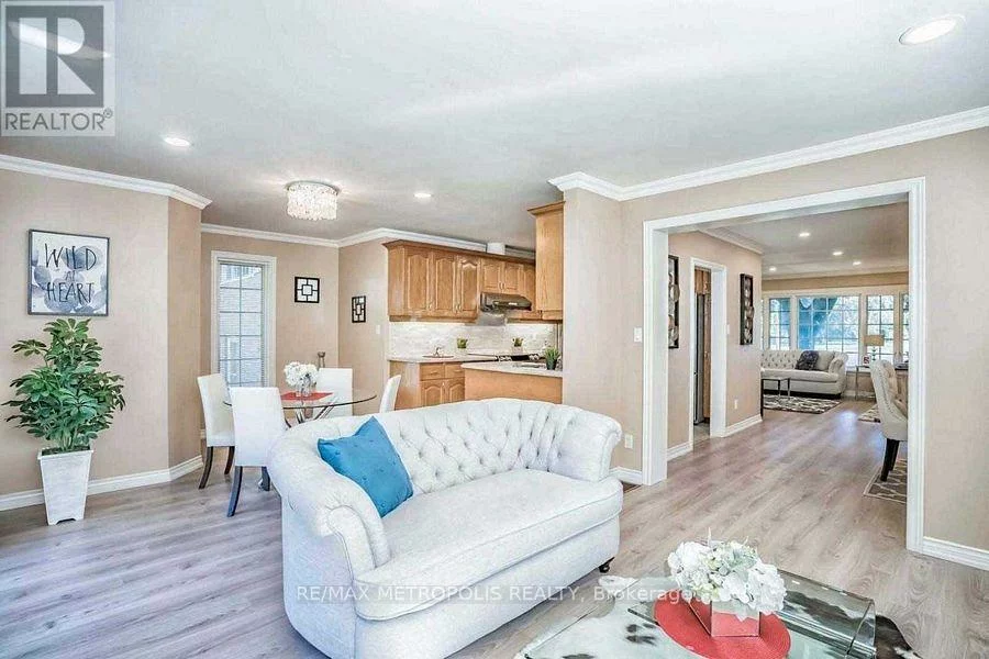 14, Strathroy, Markham Village, Markham