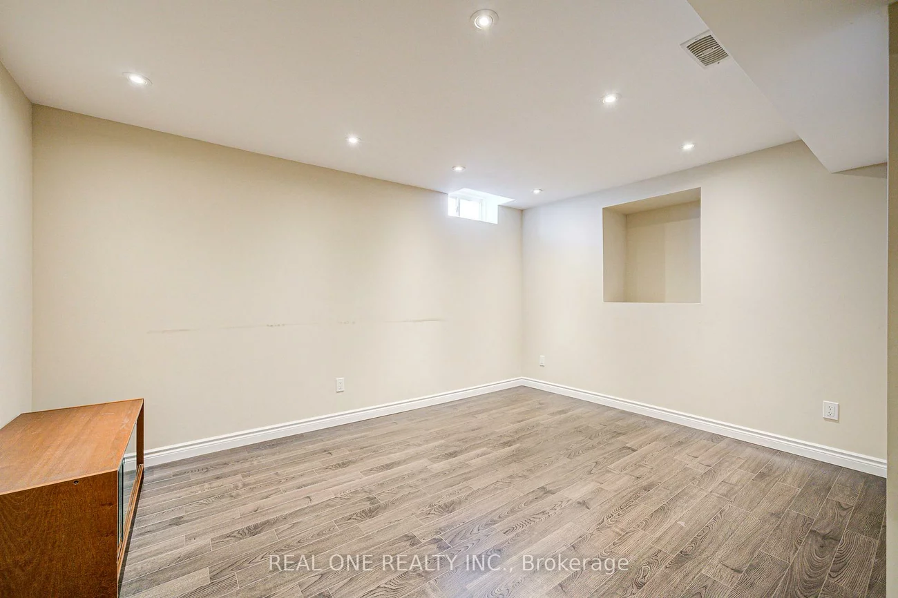 35, Ridgecrest, Berczy, Markham