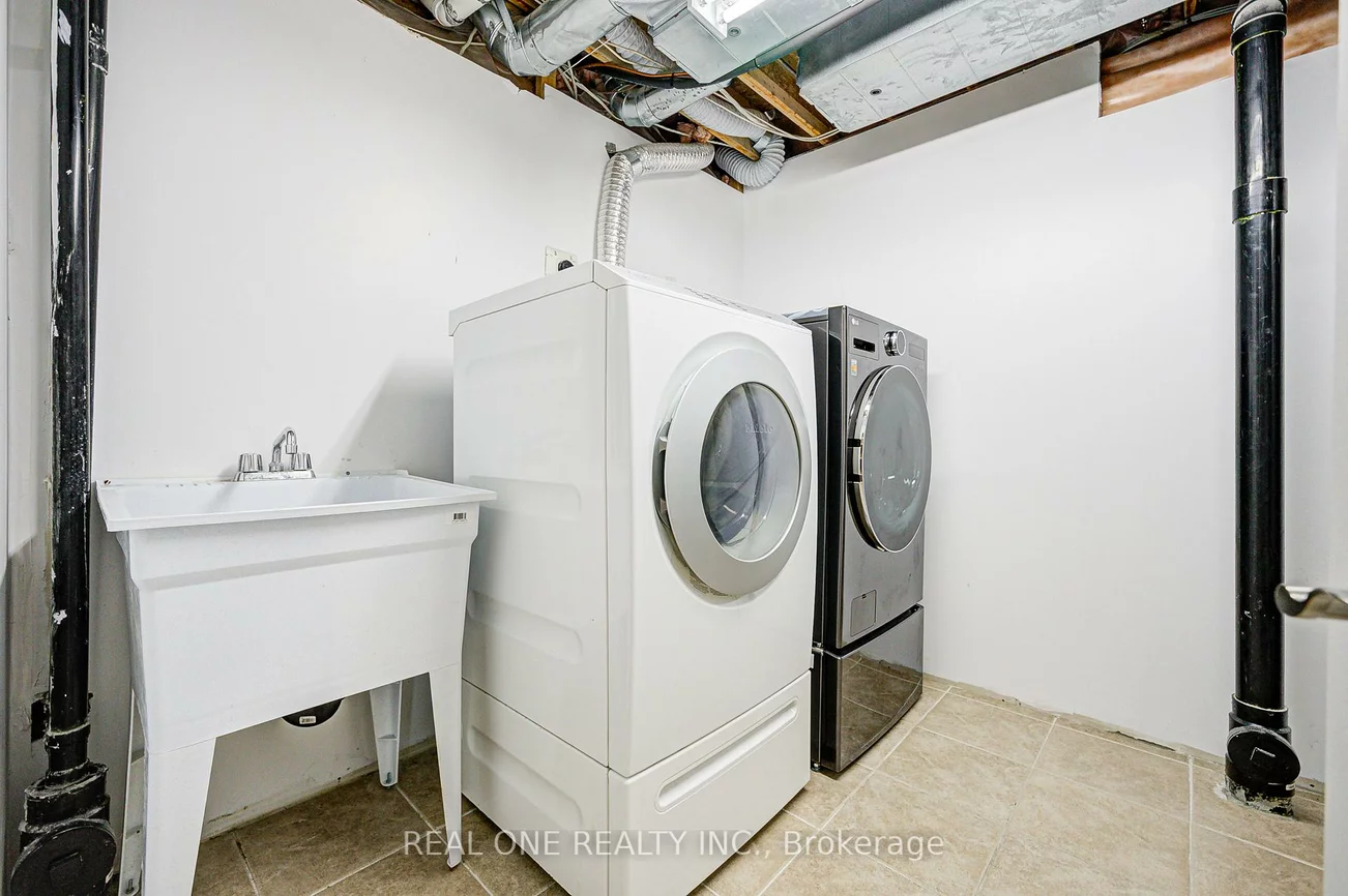 35, Ridgecrest, Berczy, Markham