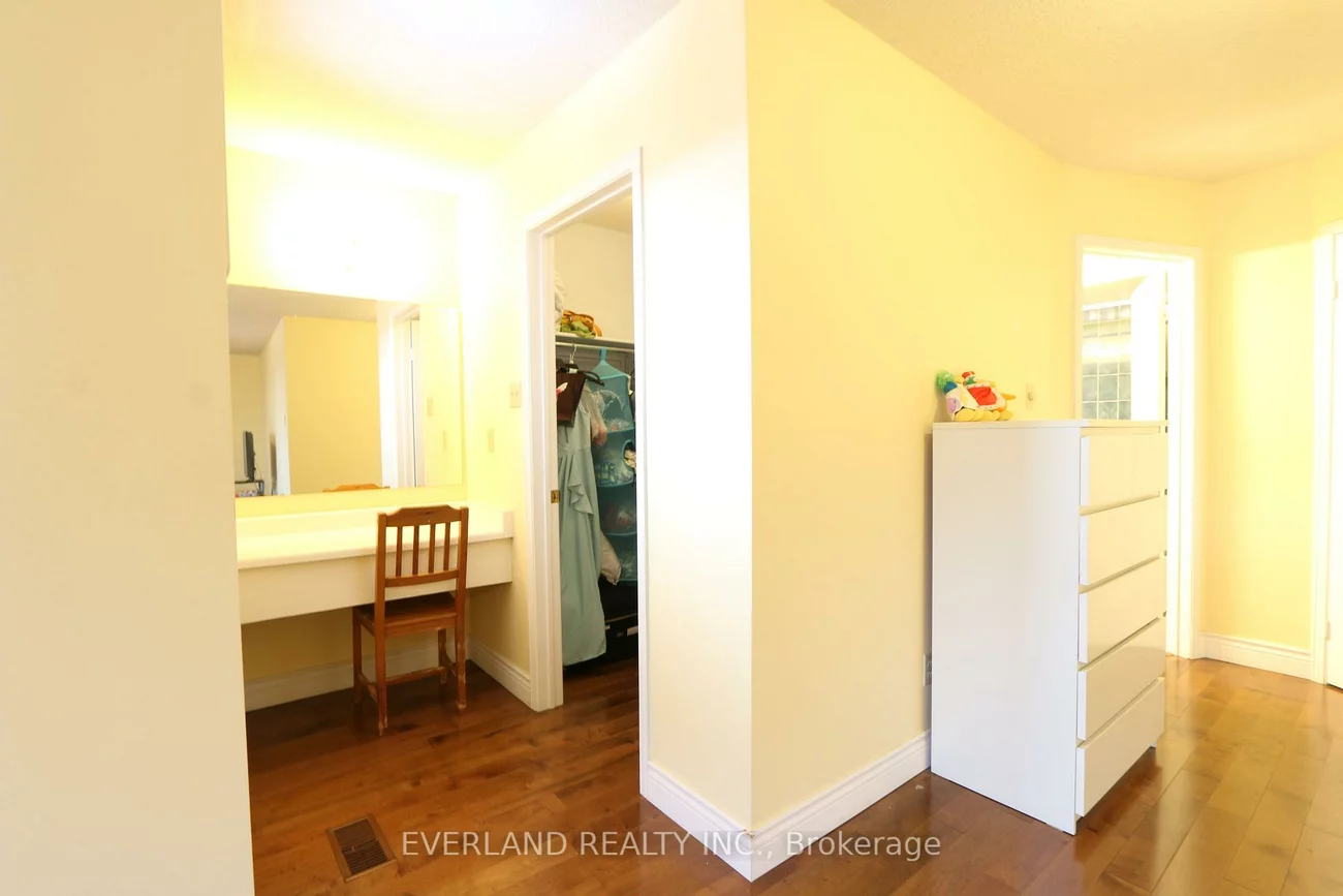 28, Bauer, Unionville, Markham