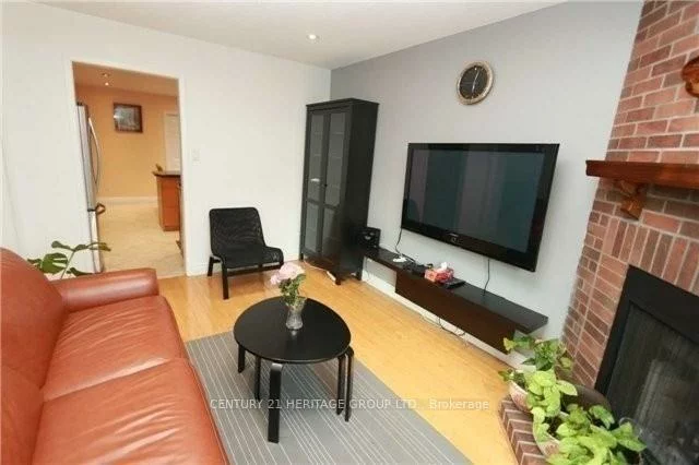 21, Chloe, Middlefield, Markham