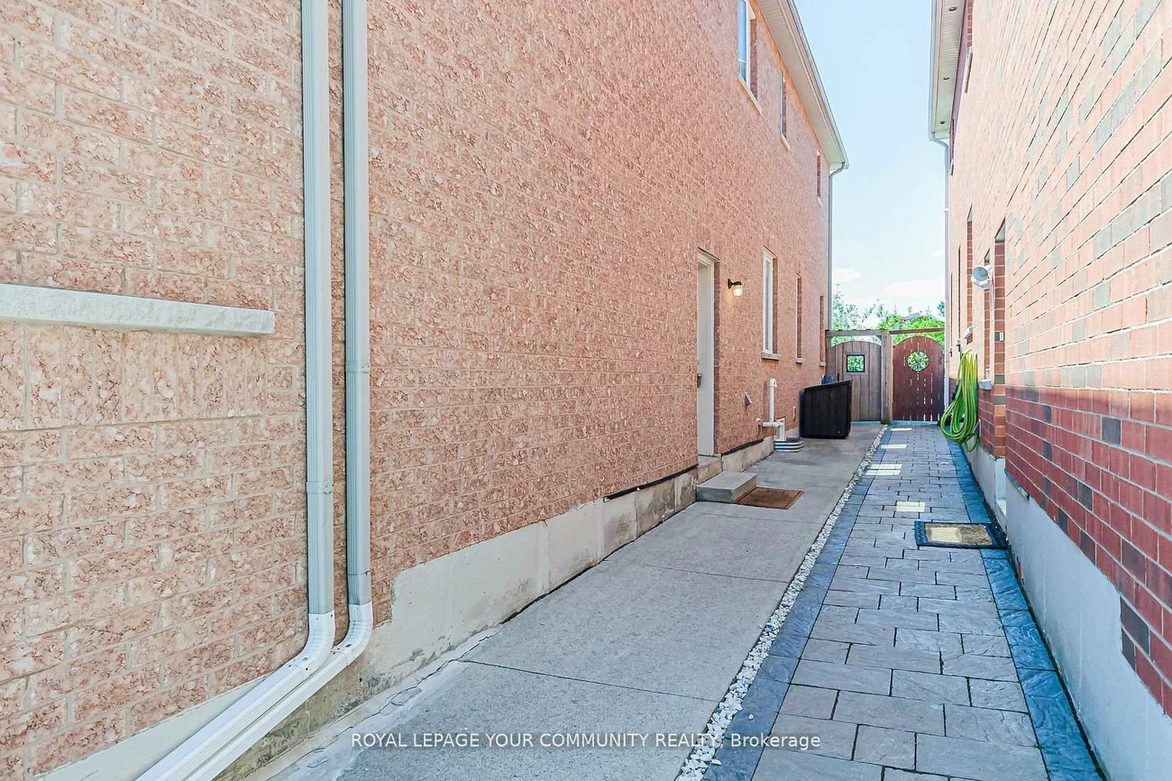 6, Round Hill, Box Grove, Markham