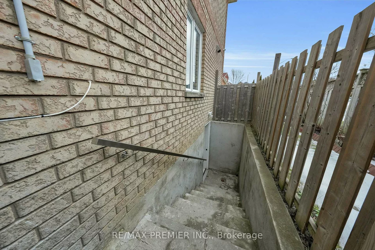 370, Highglen, Middlefield, Markham