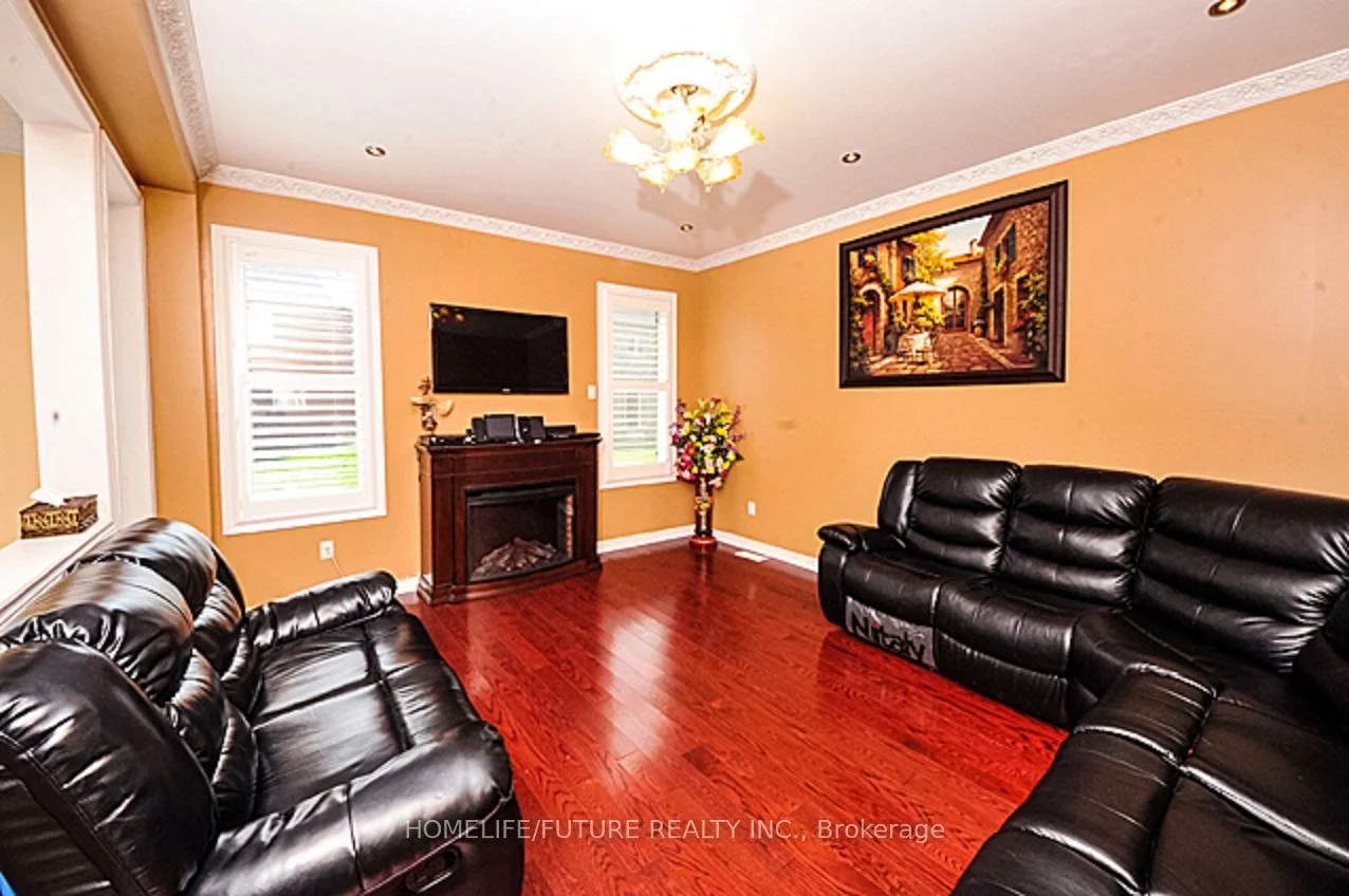 33, Silkgrove, Wismer, Markham