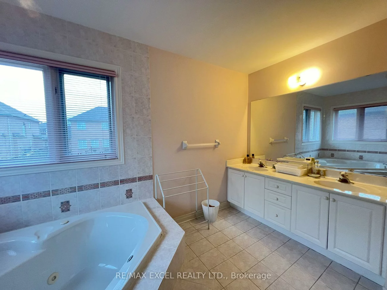 84, White Lotus, Cachet, Markham