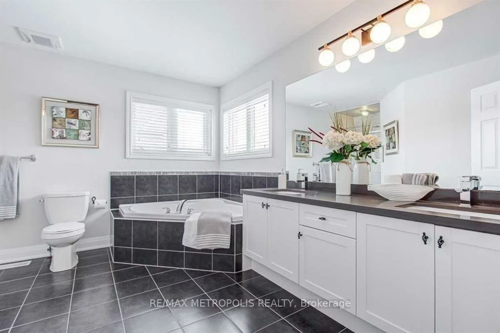 21, Corduroy, Victoria Manor-Jennings Gate, Markham