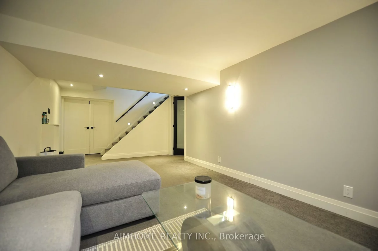 38, Sir Brandiles, Markham Village, Markham