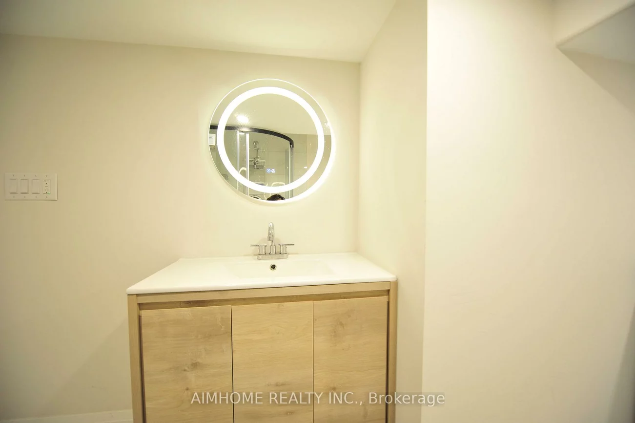 38, Sir Brandiles, Markham Village, Markham