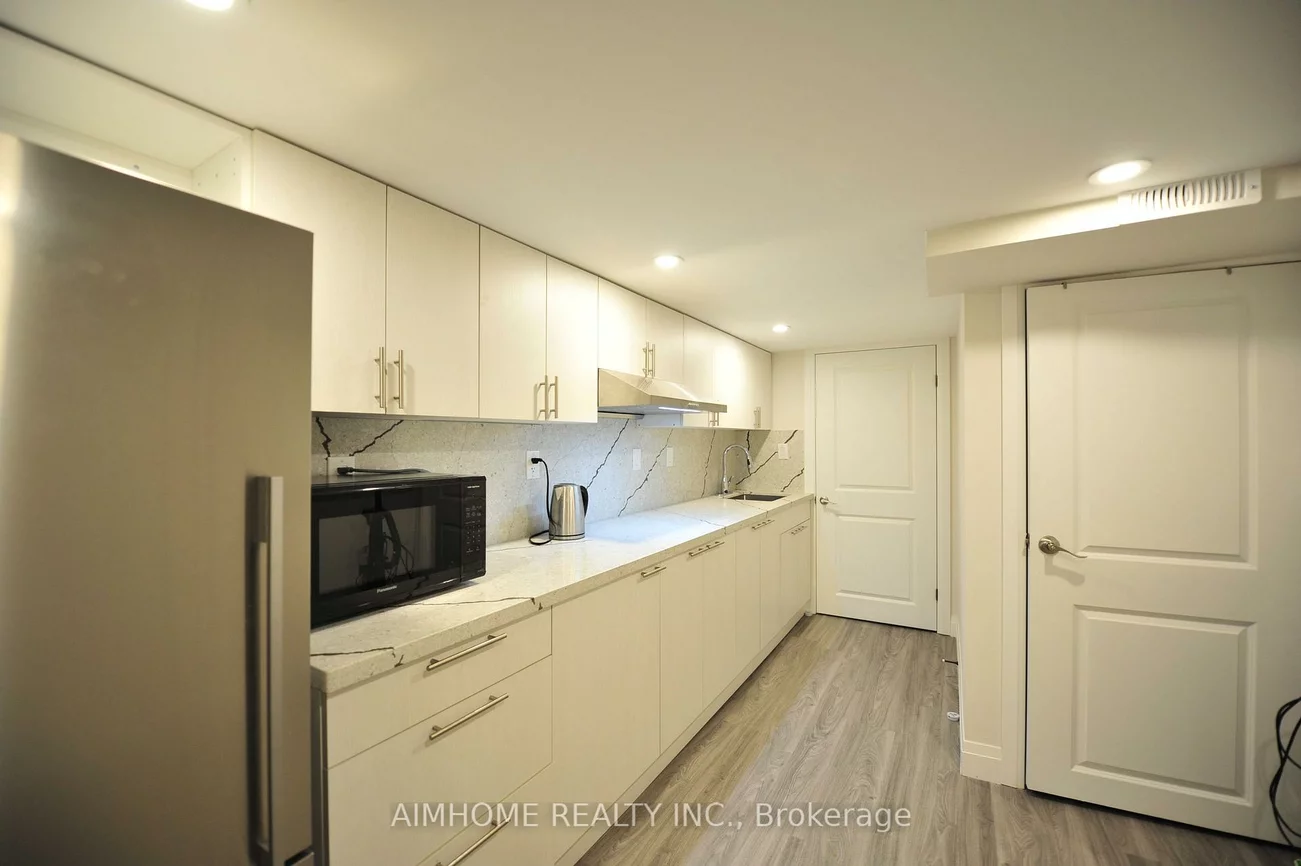 38, Sir Brandiles, Markham Village, Markham