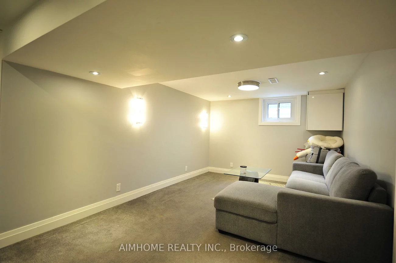 38, Sir Brandiles, Markham Village, Markham