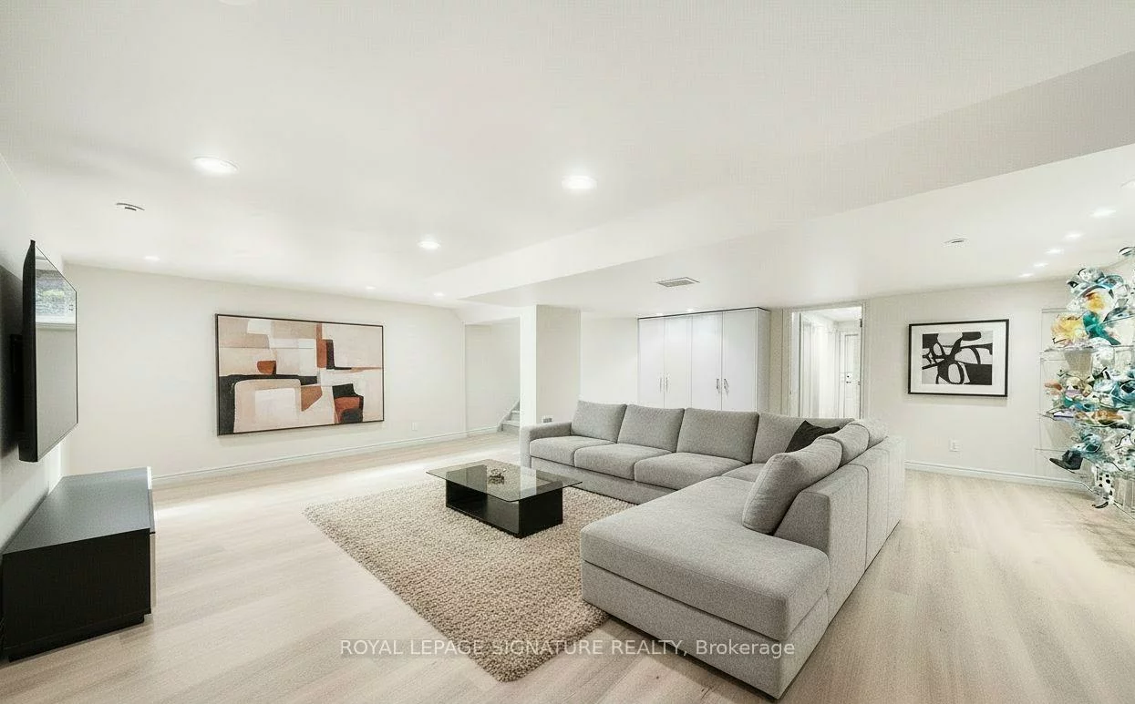 18, Old English, Bayview Glen, Markham