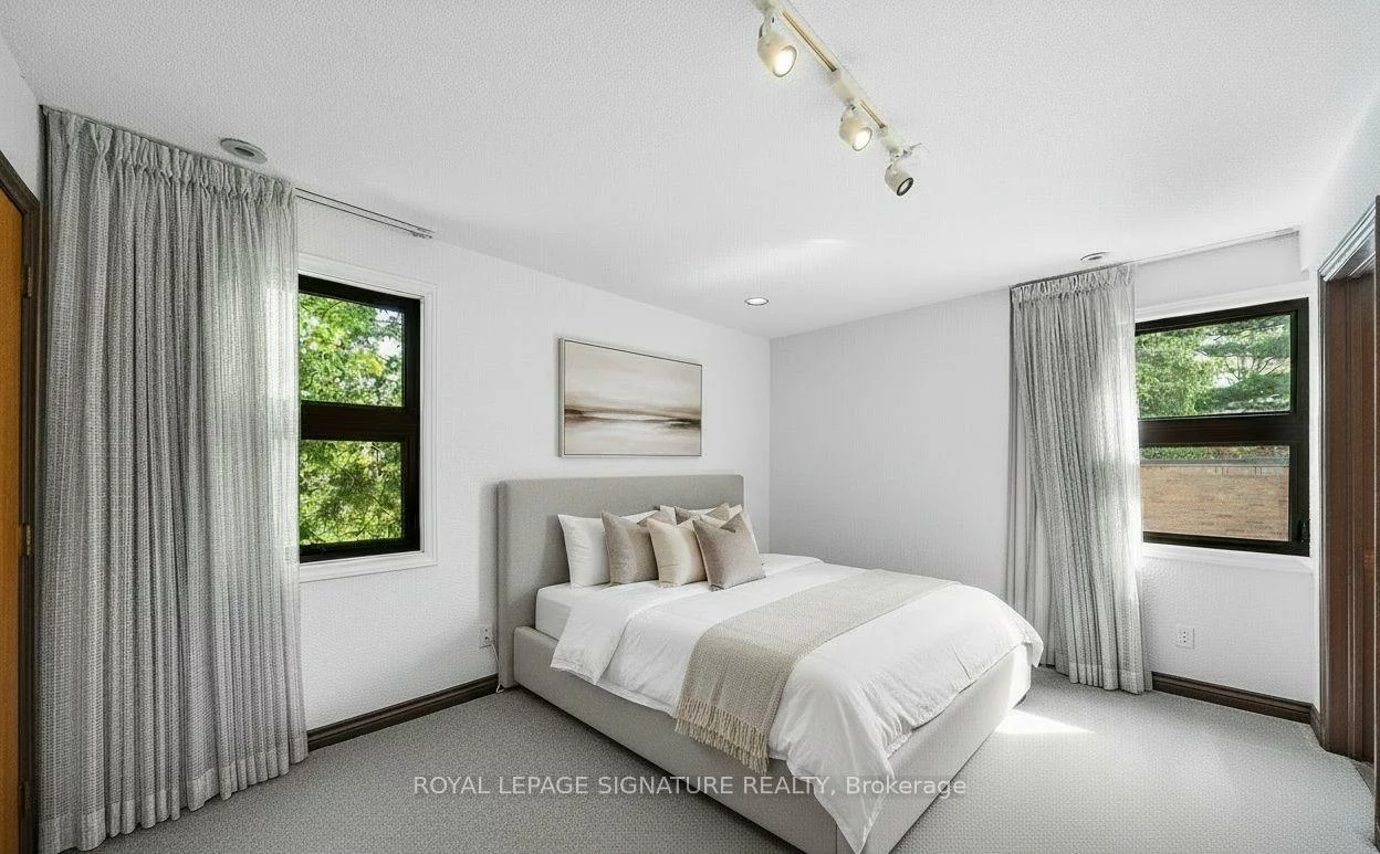 18, Old English, Bayview Glen, Markham