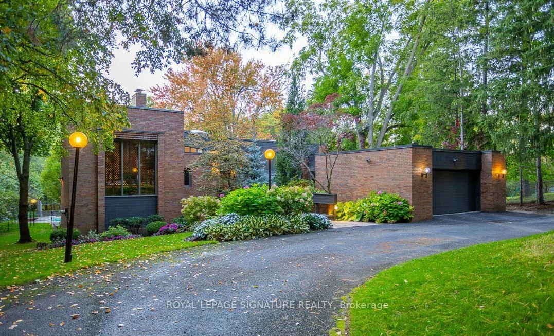 18, Old English, Bayview Glen, Markham