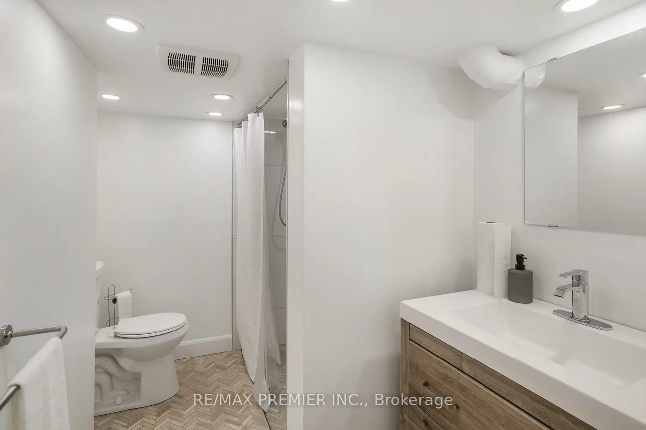 71, Clark, Thornhill, Markham