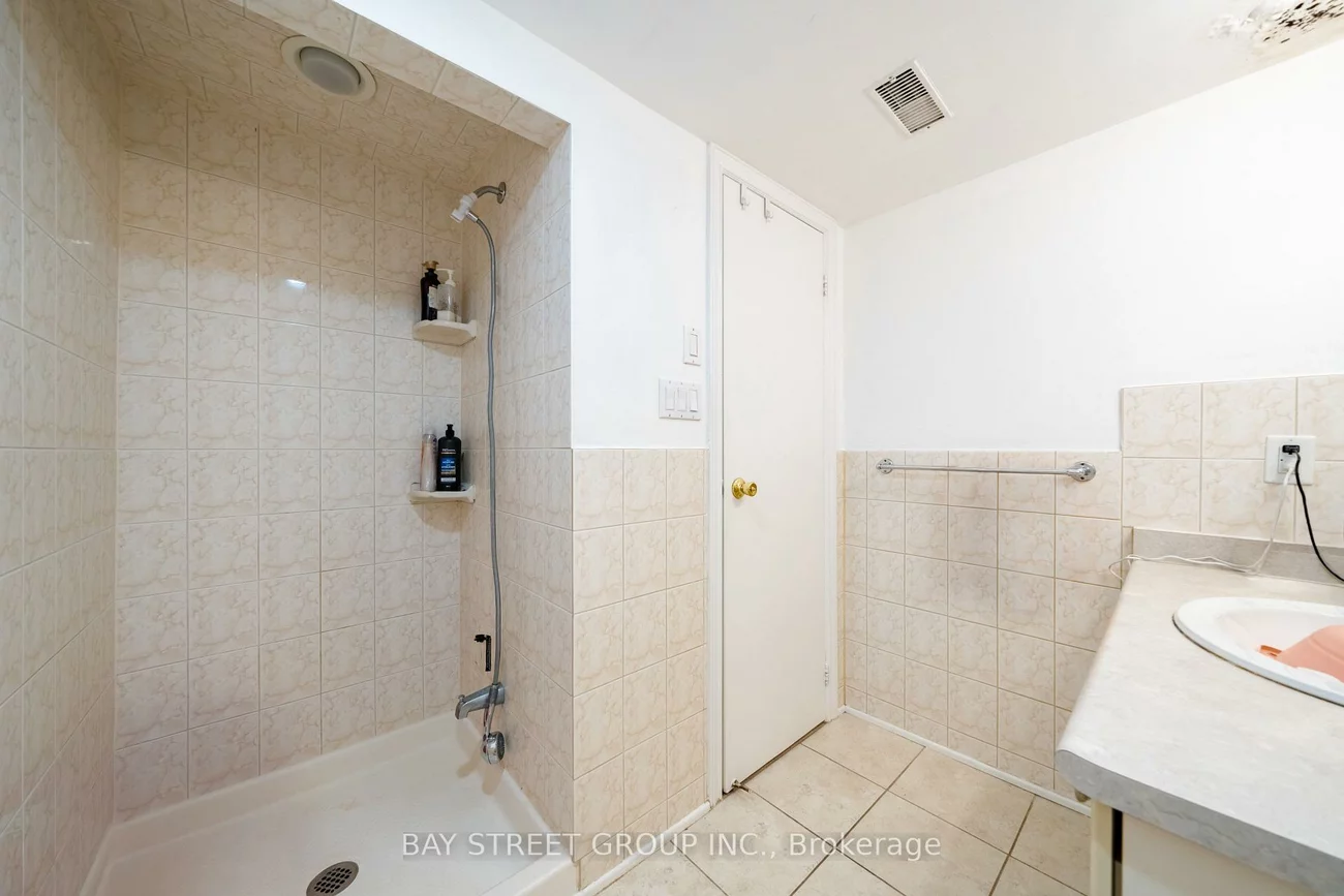 32, Alanadale, Bullock, Markham