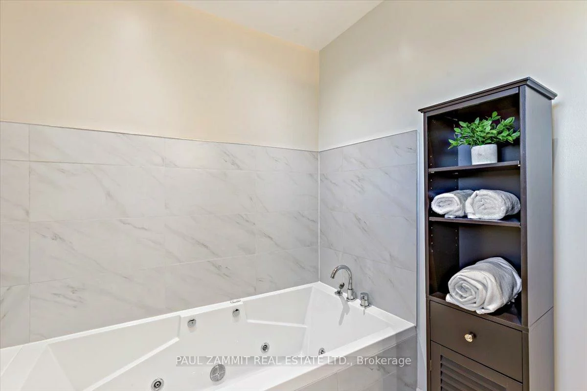 16, Parklawn, Thornlea, Markham