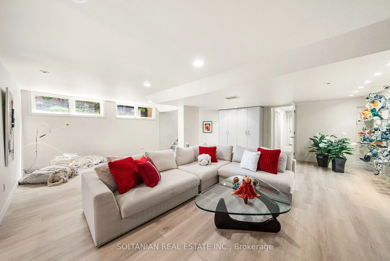 18, Old English, Bayview Glen, Markham