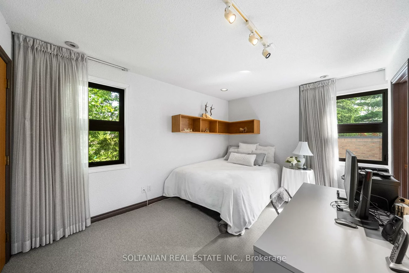 18, Old English, Bayview Glen, Markham