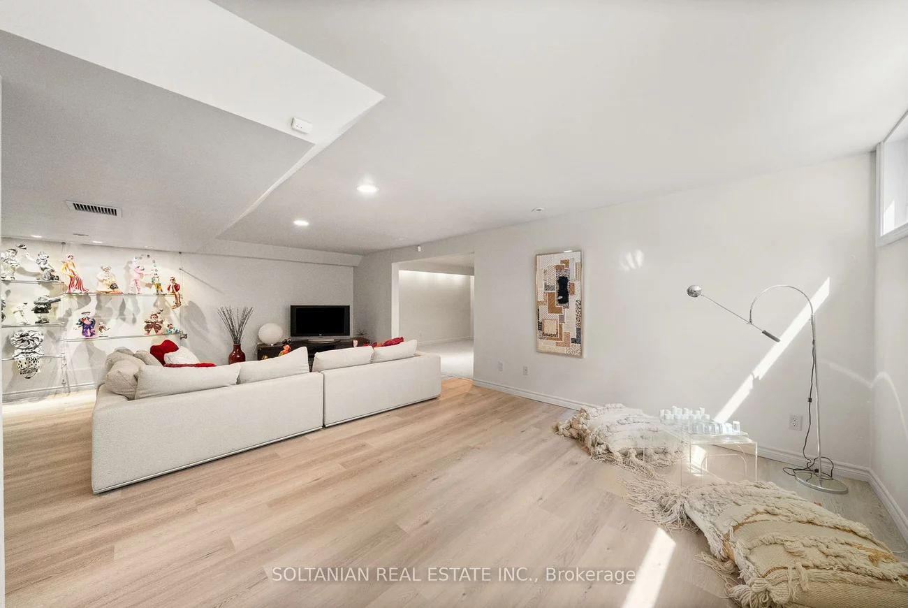 18, Old English, Bayview Glen, Markham