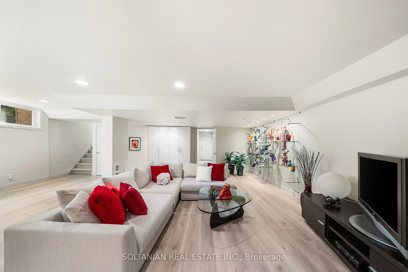 18, Old English, Bayview Glen, Markham