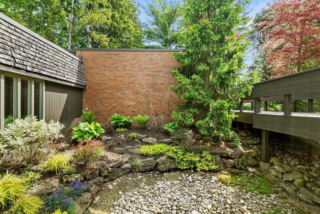 18, Old English, Bayview Glen, Markham