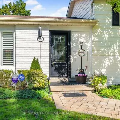 32, Sir Bedevere, Markham Village, Markham