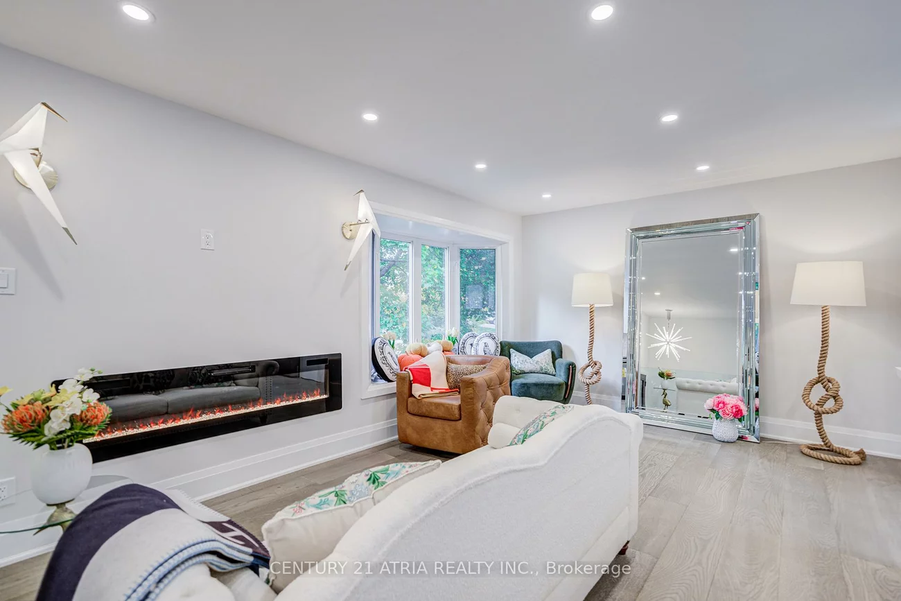 33, Sir Brandiles, Markham Village, Markham