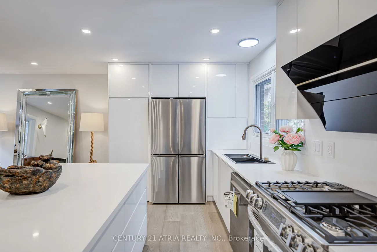 33, Sir Brandiles, Markham Village, Markham