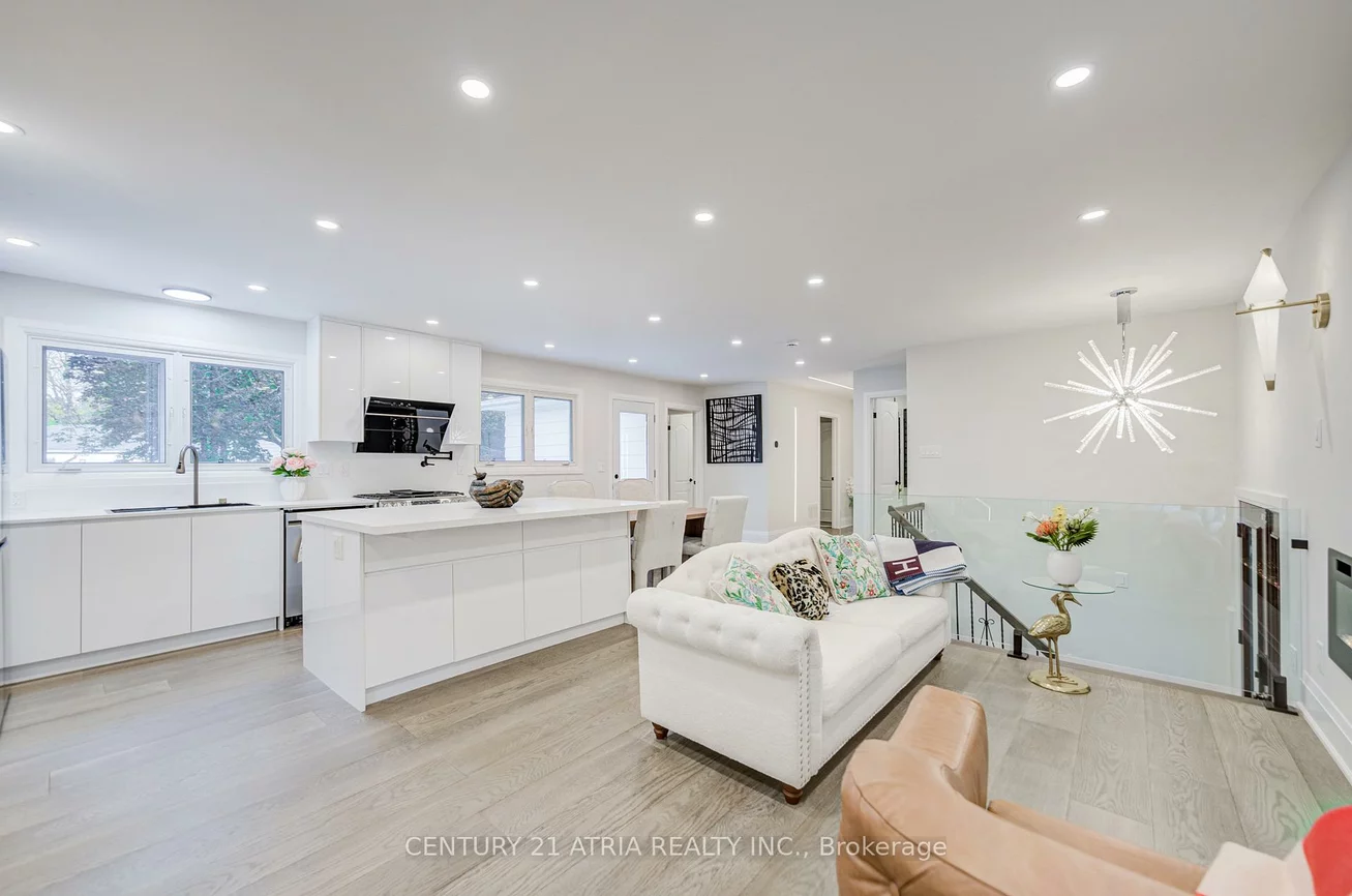 33, Sir Brandiles, Markham Village, Markham