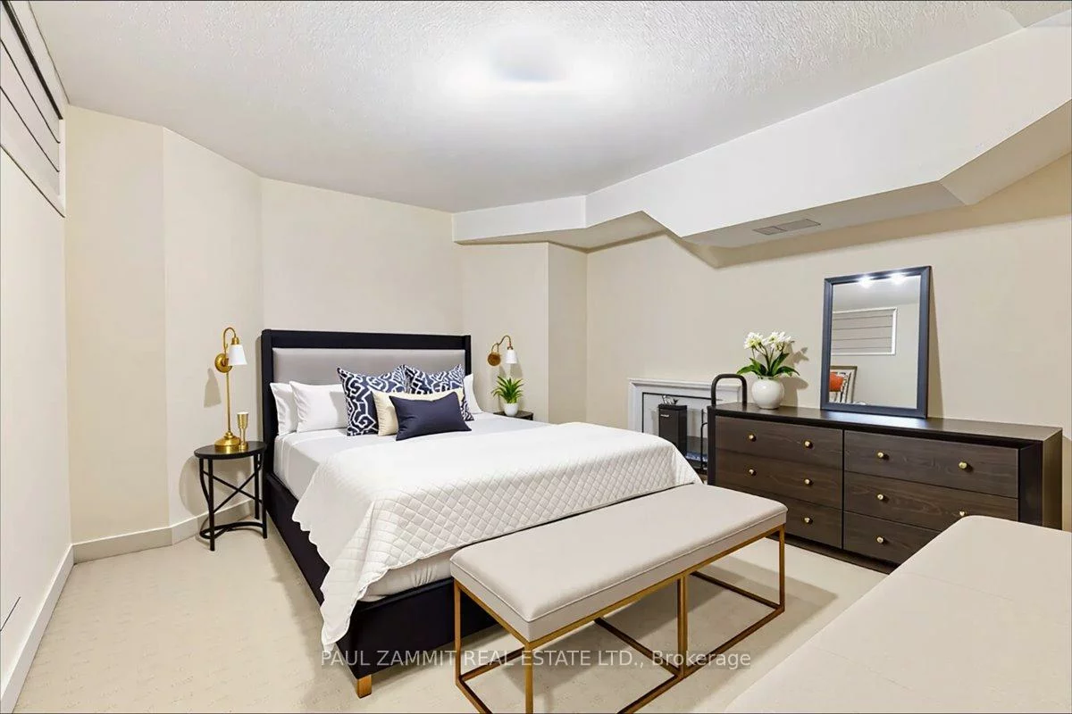 12, Old English, Bayview Glen, Markham