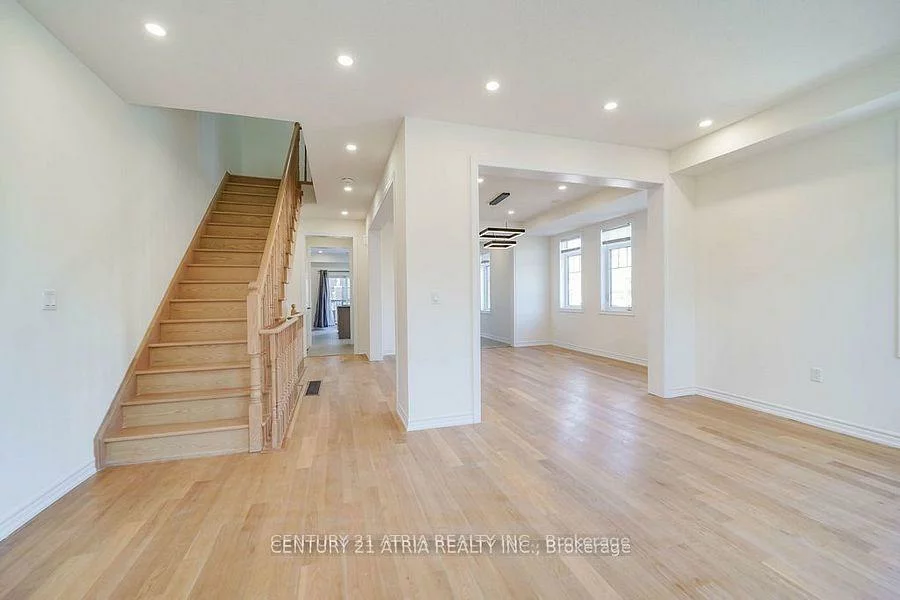 34, Isabella Peach, Victoria Square, Markham