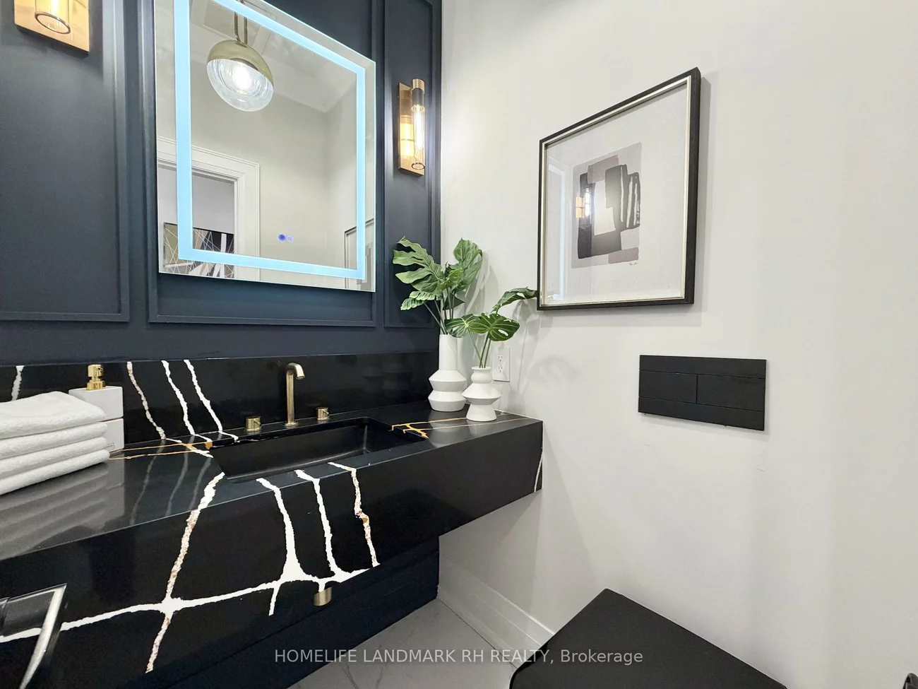 129, Golden Tulip, Cachet, Markham