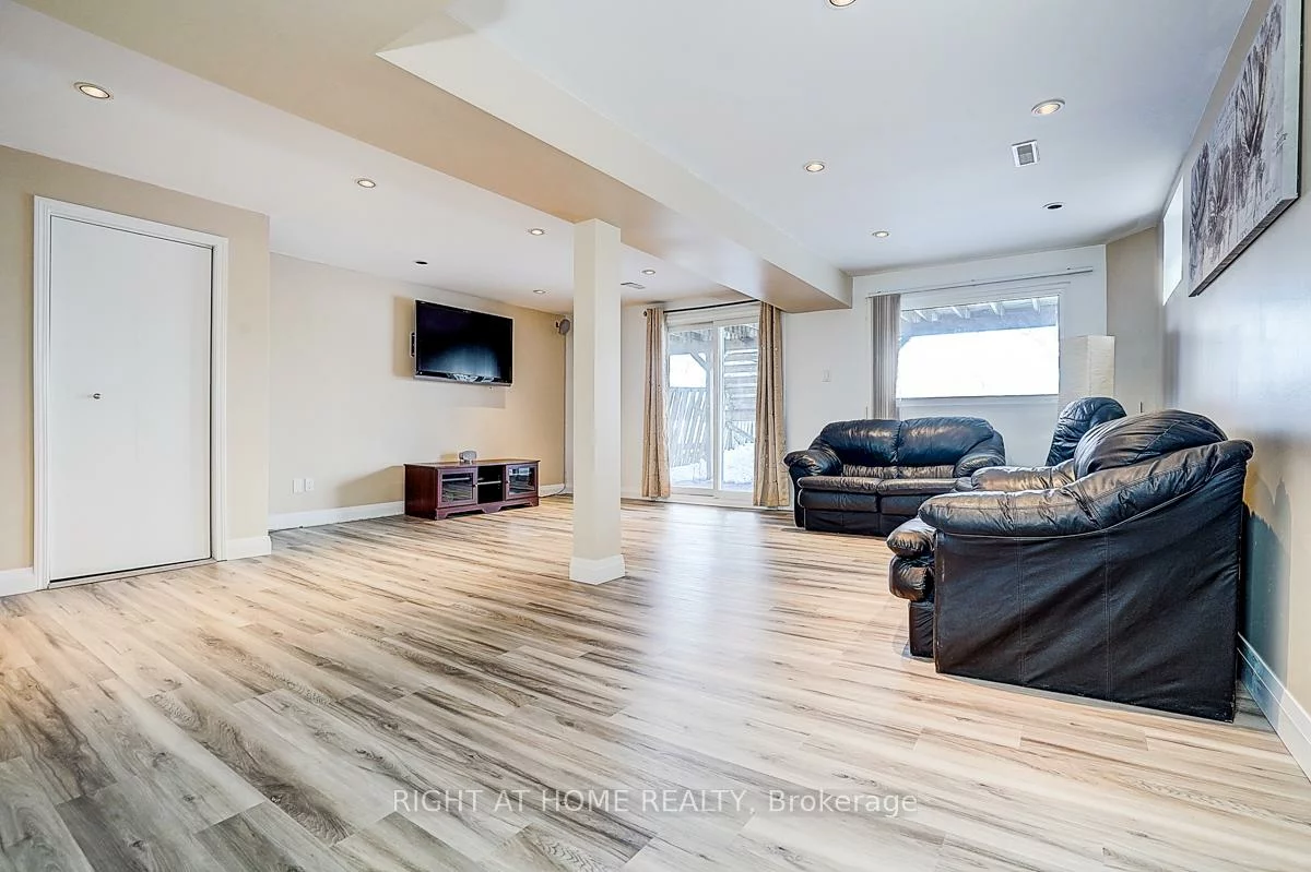 32, Macauley, Aileen-Willowbrook, Markham