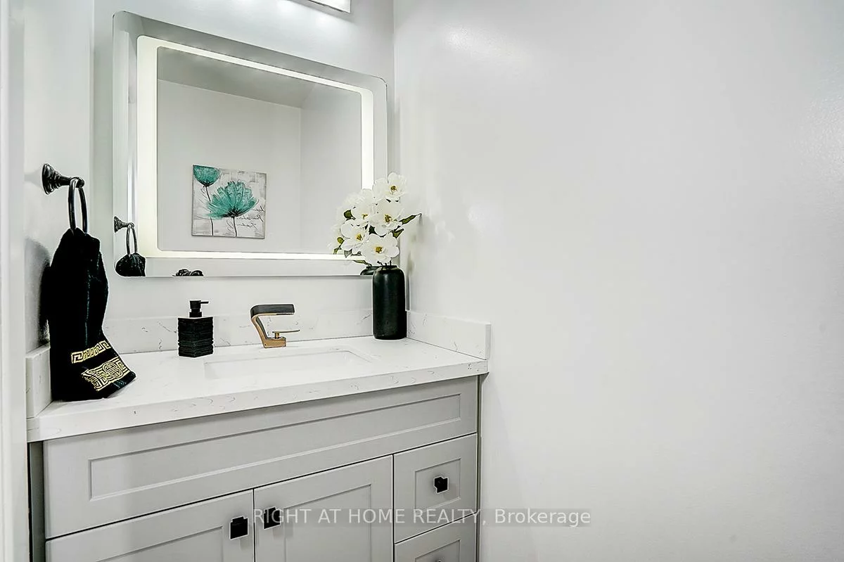 32, Macauley, Aileen-Willowbrook, Markham