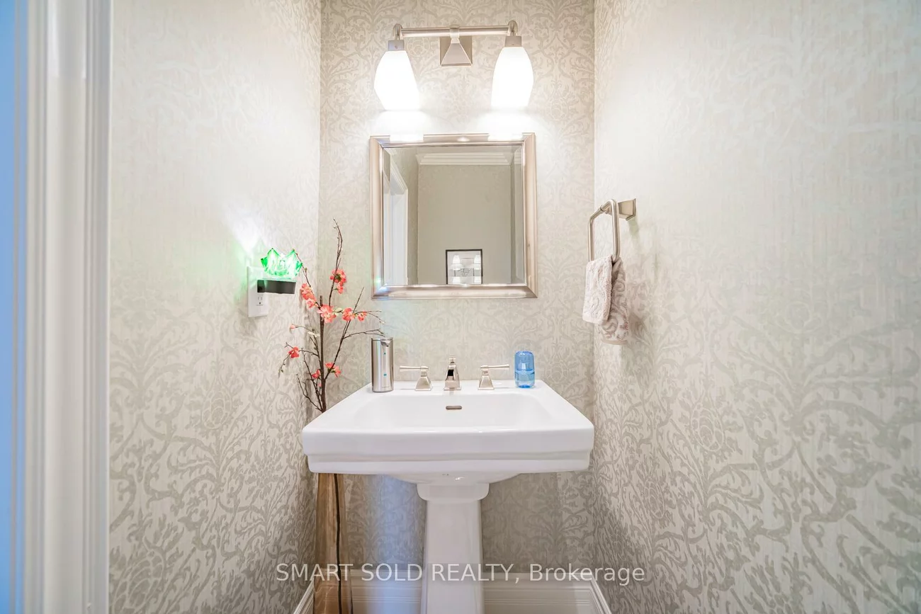 33, Earnshaw, Victoria Square, Markham