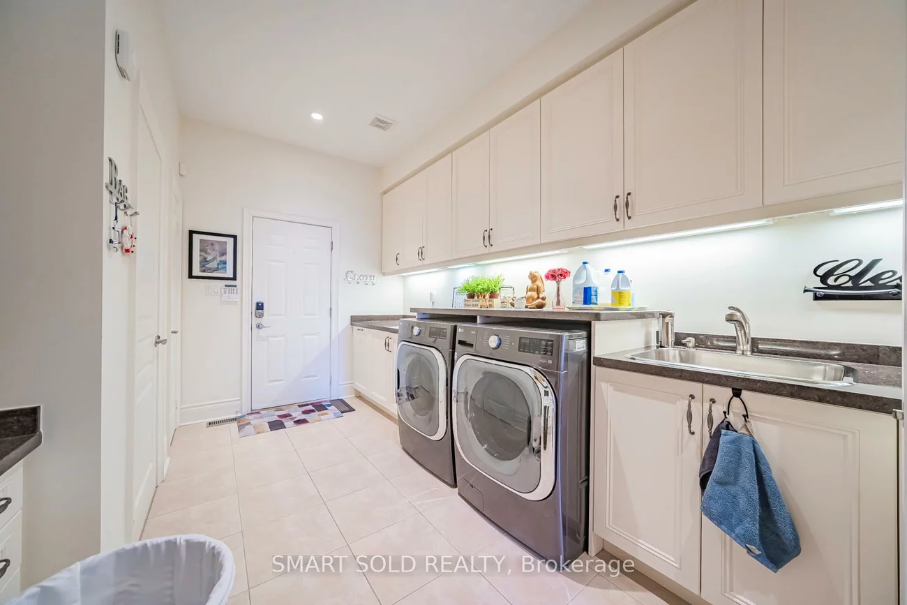 33, Earnshaw, Victoria Square, Markham