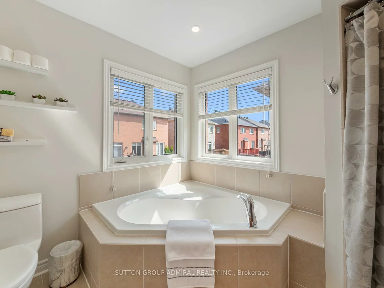 4, Haywood, Victoria Manor-Jennings Gate, Markham