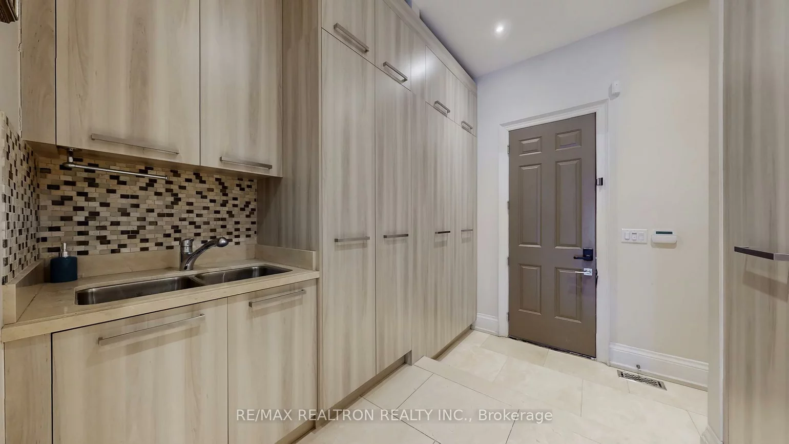 16, Rinas, Victoria Square, Markham