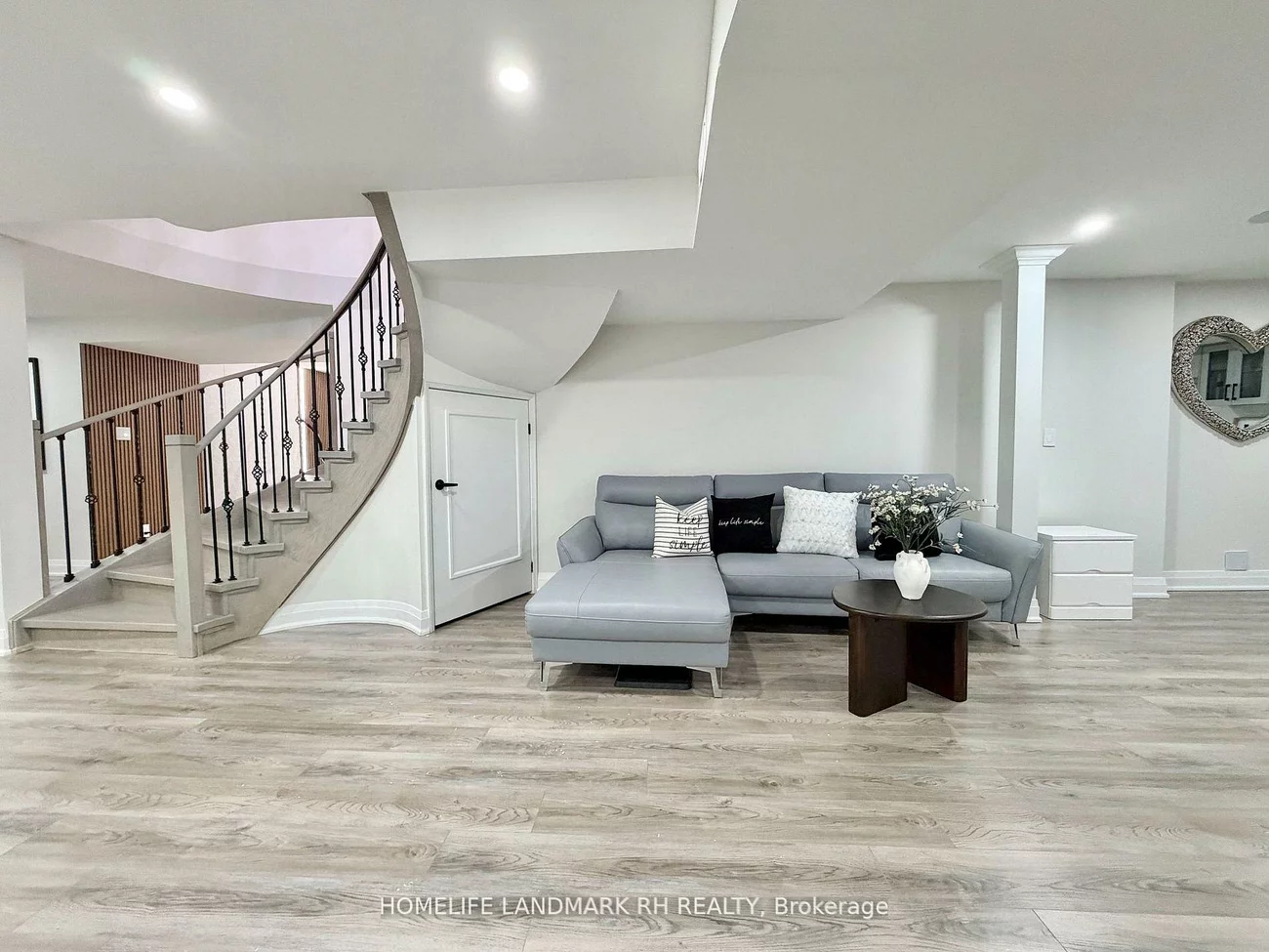 129, Golden Tulip, Cachet, Markham