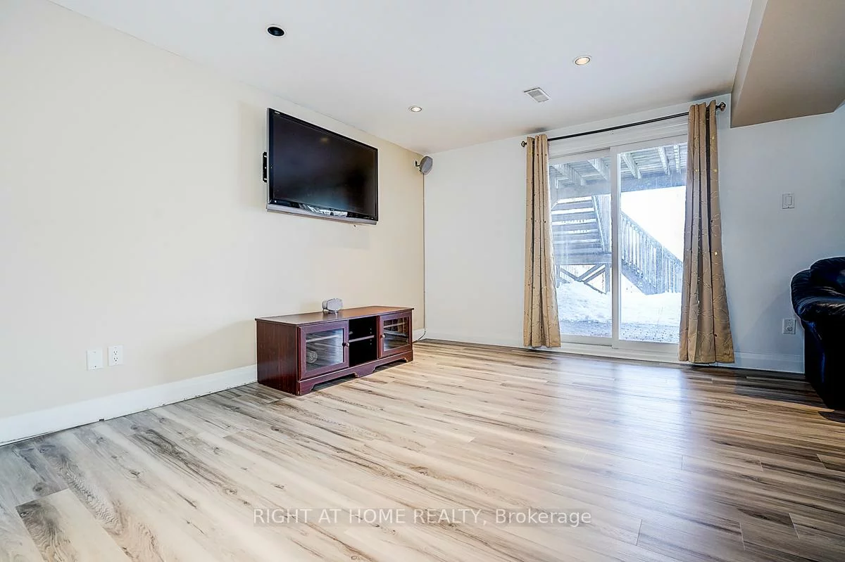 32, Macauley, Aileen-Willowbrook, Markham