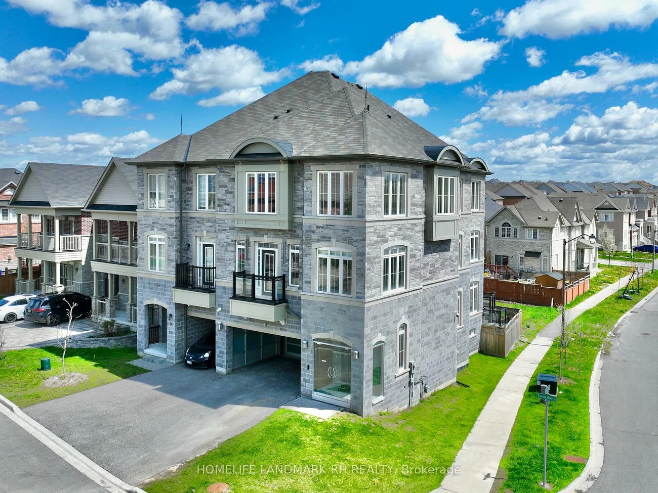 11, Lorne Glen, Berczy, Markham