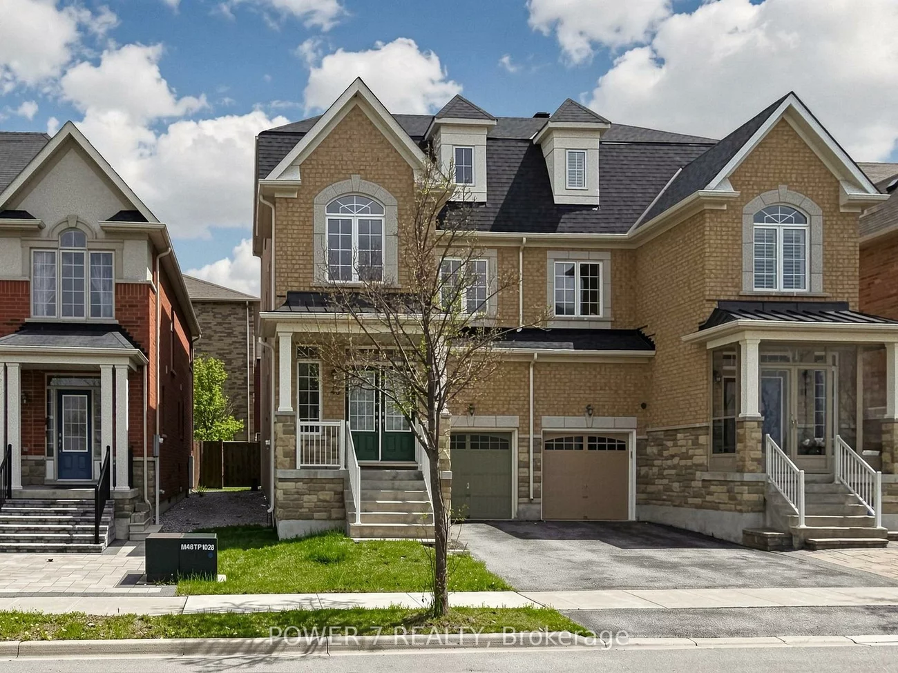 43, Living, Victoria Square, Markham