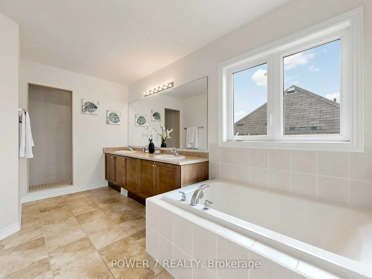 43, Living, Victoria Square, Markham