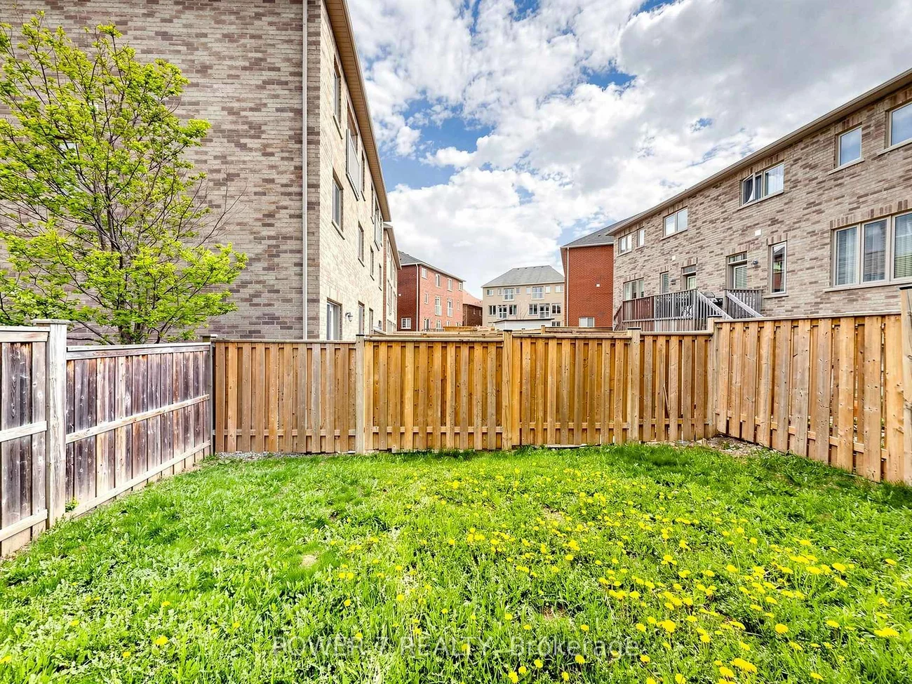 43, Living, Victoria Square, Markham