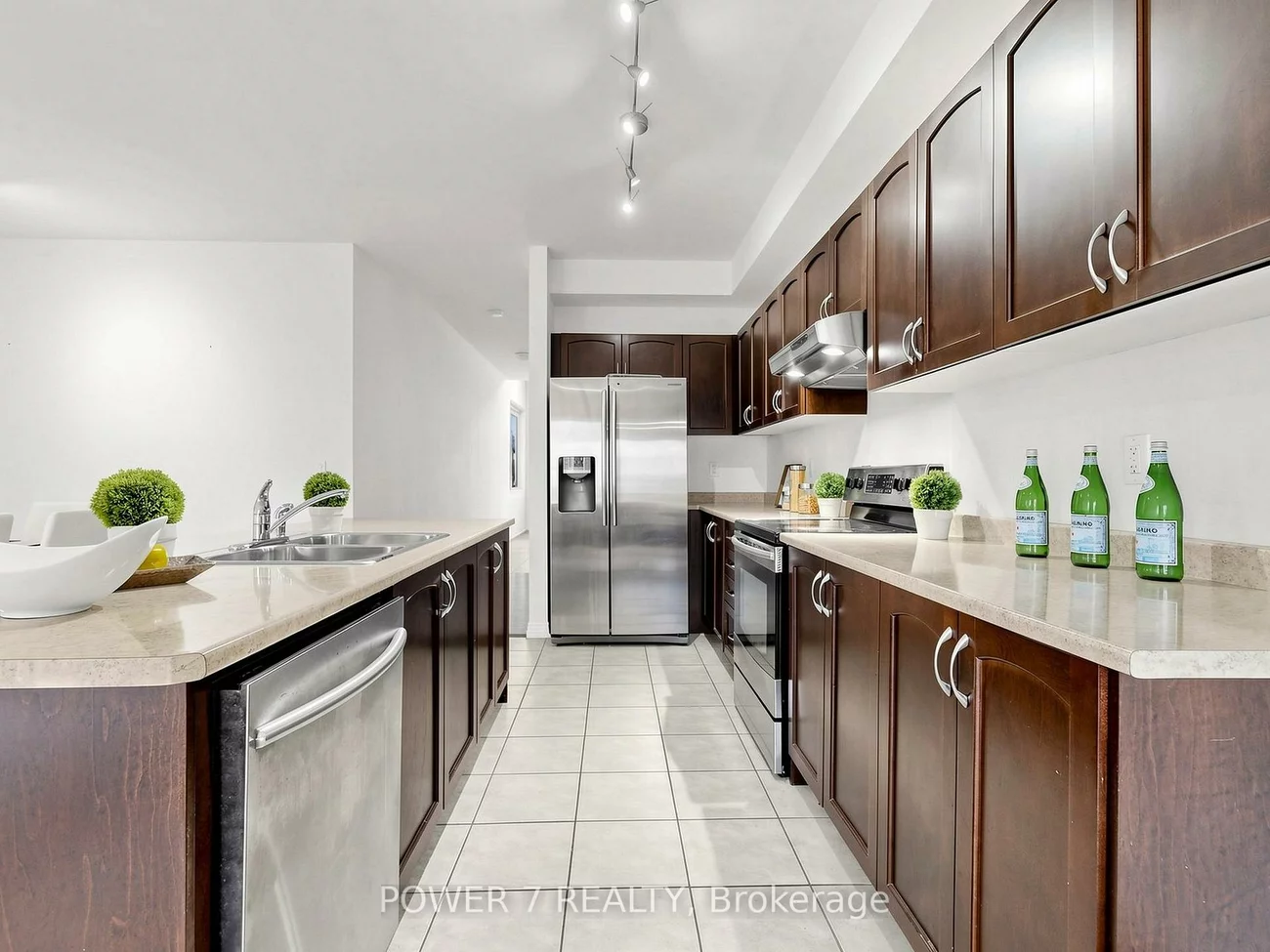 43, Living, Victoria Square, Markham